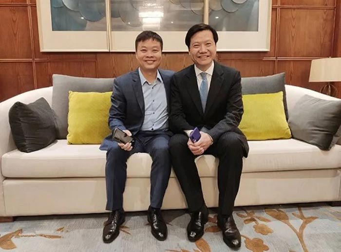 何小鹏晒与雷军合影